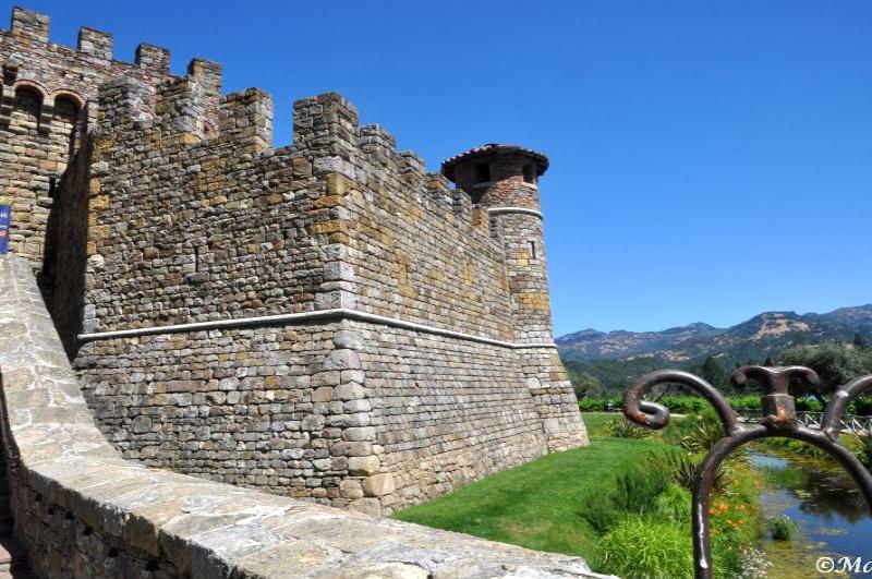 Castello Di Amorosa, Калифорния: каменная стена с башней и виноградником